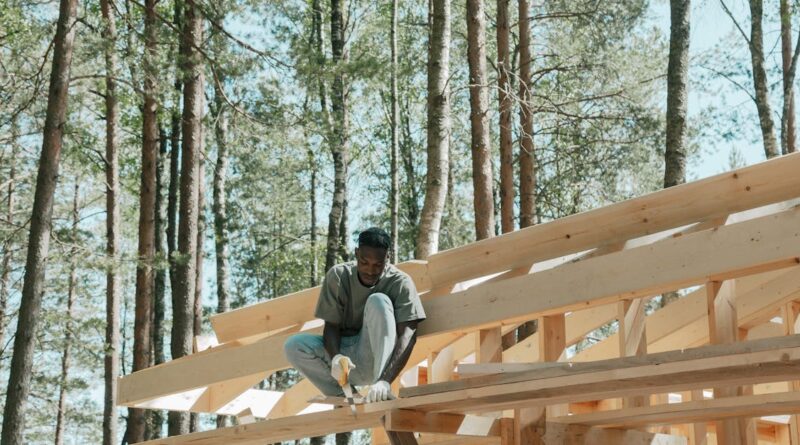 découvrez les réglementations essentielles en matière de toiture, comprenant les normes de sécurité, les exigences de construction et les recommandations pour assurer la durabilité de vos projets de couverture. informez-vous sur les obligations légales et les meilleures pratiques à suivre pour garantir des travaux de toiture conformes et sécurisés.