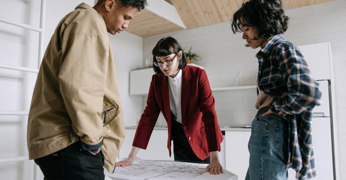 découvrez tout ce qu'il faut savoir sur les contrats de sous-traitance : définition, exemples, avantages, obligations légales et conseils pour une gestion efficace de la relation entre donneur d'ordre et sous-traitant.