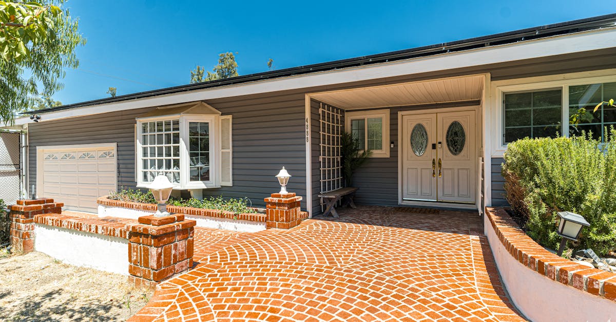 découvrez nos solutions complètes pour la rénovation de toiture : inspection, réparation, isolation et remplacement. prolongez la durée de vie de votre toit et améliorez l'efficacité énergétique de votre maison avec des experts qualifiés.