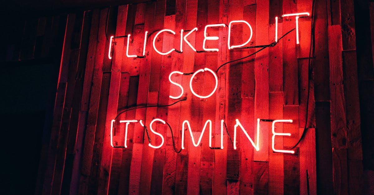 découvrez tout ce qu'il faut savoir sur les normes électriques : définitions, importance, mises à jour et bonnes pratiques pour garantir la sécurité et la conformité de vos installations électriques.