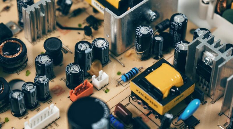 découvrez tout ce qu'il faut savoir sur les normes électriques : définitions, principales réglementations, conseils de sécurité et bonnes pratiques pour assurer la conformité et la sécurité de vos installations électriques.