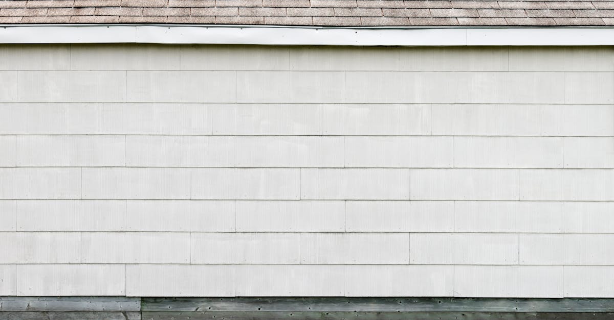 découvrez nos conseils essentiels pour l'entretien d'un toit plat : inspection régulière, prévention des fuites et astuces pour prolonger la durée de vie de votre toiture plate.