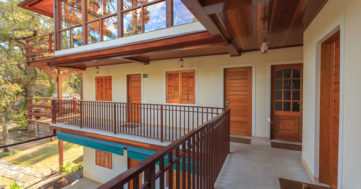 découvrez nos conseils et solutions pour la rénovation de toiture : remplacement de tuiles, isolation, étanchéité et entretien pour prolonger la durée de vie de votre toit.